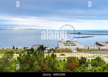 Blick auf Baku Eye Riesenrad im Frühjahr. Baku. Aserbaidschan Stockfoto