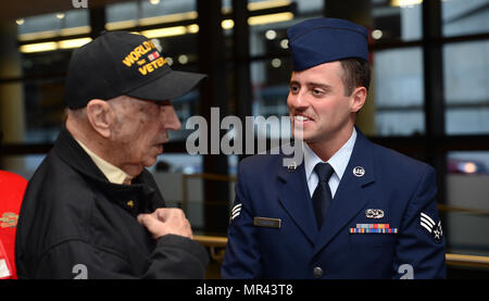 Senior Airman Nino Vaccaro, 62 Maintenance Squadron Antriebe Spezialist für Luft- und Raumfahrt, unterhält eine lokale Weltkriegveteran im Puget Sound Ehre Flug am 24. April 2017, am internationalen Flughafen Seattle-Tacoma Seattle, Washington die Veranstaltung ist eine von vier jährlich durchgeführt vom Puget Sound Ehre Flug, eine gemeinnützige Organisation, die gegründet US-Veteranen zu dienen. (U.S. Air Force Foto/Senior Airman Jakob Jimenez) Stockfoto