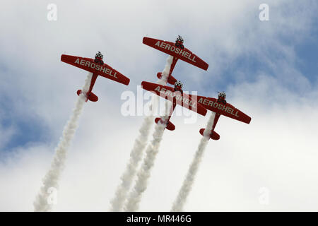 Aeroshell Aerobatic Team Piloten fliegen North American AT-6 Texans in einer Formation während der South Carolina National Guard Luft und Boden-Expo auf McEntire Joint National Guard Base, South Carolina, 5. Mai 2017. Diese Expo ist eine kombinierte Waffen Demonstration der Fähigkeiten von South Carolina National Guard Flieger und Soldaten beim sagen Danke für die Unterstützung der Kolleginnen und Kollegen SüdCarolinians und den umliegenden Gemeinden präsentiert. (Foto: U.S. Air Force Airman 1st Class Kathryn R.C. Reaves) Stockfoto