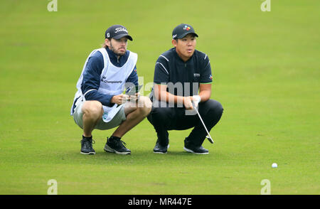 Der südkoreanische Byeong-Hun an und sein Caddie auf dem 4. Fairway am zweiten Tag der BMW PGA Championship 2018 im Wentworth Golf Club, Surrey. DRÜCKEN SIE VERBANDSFOTO. Bilddatum: Freitag, 25. Mai 2018. Siehe PA Geschichte Golf Wentworth. Bildnachweis sollte lauten: Adam Davy/PA Wire. EINSCHRÄNKUNGEN: Die Nutzung unterliegt Einschränkungen. Nur für redaktionelle Zwecke. Keine kommerzielle Nutzung. Stockfoto