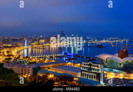 Nacht Blick auf die Stadt und Baku Boulevard. Baku. Aserbaidschan Stockfoto