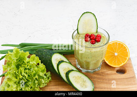 Das Konzept der Reinigung von Entgiftung, die Zutaten für ein grünes Gemüse Cocktail. Natürliche, organische gesunden Saft in der Flasche für eine Diät Stockfoto