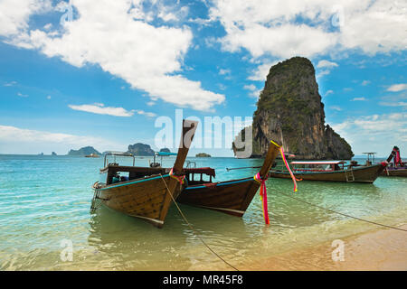 Long tail Boot auf tropischen Railay Beach, Aonang, Krabi, Thailand Stockfoto
