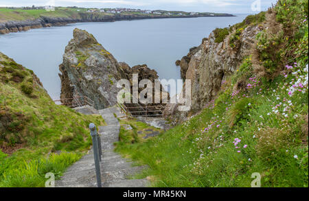 UK, Amlwch, Anglesey. Mai 2018 20: Treppe zum Meer. Ein Blick von der Anglesey Coastal Path in Holyhead, North Wales. Stockfoto