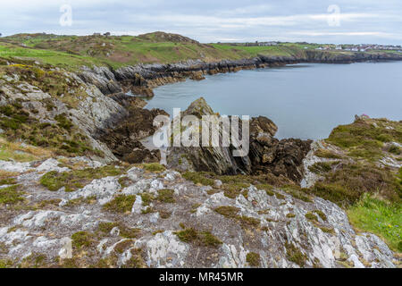 UK, Amlwch, Anglesey. Mai 2018 20: Ein Blick von der Anglesey Coastal Path in Holyhead an der Küste von Nordwales. Stockfoto