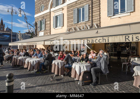 Rom Italien, Bar Restaurant Canova Piazza del Popolo, Menschen Touristen sitzen Terrasse auf der Straße und den Platz. Stockfoto