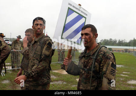 Sgt. Evan Gunther (rechts), Teamleiter mit der 3. US-Infanteriedivision Kader für Gainey Pokalwettbewerb, wirft die 3. ID Zeichen signalisieren ihren Abschluss des Wettbewerbs Final kostenlos Veranstaltung 4. Mai 2017 in Fort Benning, Georgia. 3. ID Kader wurde zweite im 2017 Gainey Cup-Wettbewerb, das die Kompetenz zur Schau stellt, körperliche und geistige Ausdauer und Kampfgeist der Aufklärung Soldaten in Recon und Kavallerie Formationen. (US Armee-Foto von Staff Sgt. Candace Mundt/freigegeben) Stockfoto