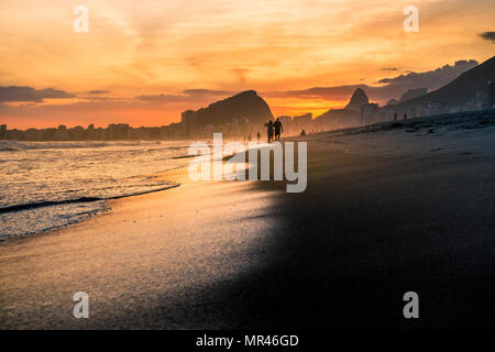 Ein wirklich awespiring Sonnenuntergang an der Copacabana, Rio de Janeiro Stockfoto