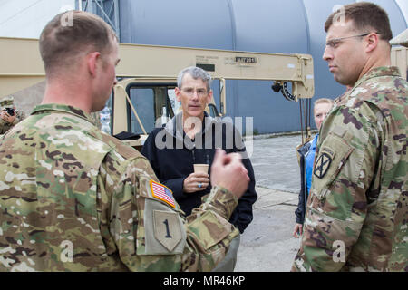 Der verehrte Herr Robert M. Speer, amtierende Sekretär der Armee, beschreibt die Fortschritte, die während der Atlantischen Lösen mit Sgt. Michael Spoor, 1-501 st Angriff Reconnaissance Bataillon, Task Force Falcon, 10 Combat Aviation Brigade, bei Powidz Air Base, Polen, am 6. Mai. Speer tourte die Air Base und sprach mit den Soldaten und ihren Führern im Hinblick auf die Bedeutung ihrer Sendung in Polen und wie die US-Armee kann ihr Wachstum in der Region zu helfen. (U.S. Armee Foto von SPC. Thomas Scaggs) 170507-A-TZ 475-073 Stockfoto