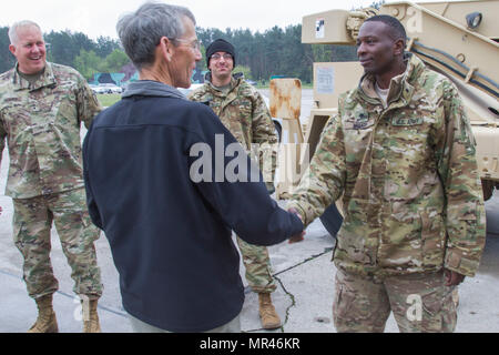Der verehrte Herr Robert M. Speer, amtierende Sekretär der Armee, Belohnungen SPC. Samson Ngugi, ein Flugzeug pneudraulics Werkstatt mit 1-501 st Angriff Reconnaissance Bataillon, Task Force Falcon, 10 Combat Aviation Brigade, erhält eine Herausforderung Münze Powidz Air Base, Polen, am 6. Mai. Speer nahm sich die Zeit, von seinen beschäftigten Zeitplan zu erkennen, Soldaten, deren Arbeit entscheidend ist für den Erfolg der Atlantischen lösen. (U.S. Armee Foto von SPC. Thomas Scaggs) Stockfoto