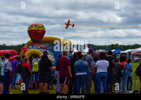 Eine Yak 55 aus dem Twin Tiger-Kunstflug-Team führt aerial Demonstrationen während der South Carolina National Guard Luft- und Boden-Expo auf McEntire Joint National Guard Base, South Carolina, 5. Mai 2017. Diese Messe ist eine kombinierte Waffen-Demonstration präsentiert die Funktionen von South Carolina National Guard Flieger und Soldaten beim sagen Danke für die Unterstützung der Kolleginnen und Kollegen SüdCarolinians und den umliegenden Gemeinden. (Foto: U.S. Air National Guard Senior Airman Megan Floyd) Stockfoto