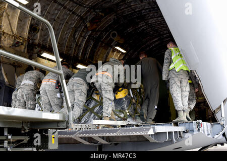 Flieger aus mehreren Staffeln laden Ladung während einer Excerise bei Stewart Air National Guard Base. Die Excerise wurde zur Praxis laden Ladung und Personal für die Bereitstellung. (Foto: Flieger 1. Klasse Mary Schwarzler/Foto veröffentlicht) Stockfoto