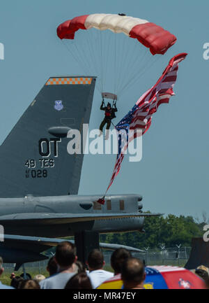 Mitglied der Skyhawks, den kanadischen Streitkräften Fallschirm Team, bereitet auf der Flightline zu landen, während der 2017 Barksdale Air Force Base Airshow, Mai 6. Die Skyhawks durchgeführt Kunstflug Stunts für mehr als 75 Millionen Zuschauer mehr als 40 Jahren. (U.S. Air Force Photo/Senior Airman Curt Strand) Stockfoto