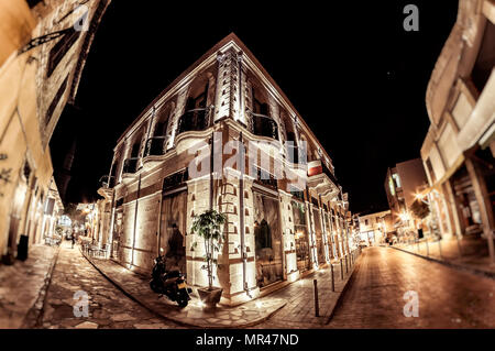 Alte Gebäude im Kolonialstil an Agiou Andreou Straße bei Nacht. Limassol, Zypern Stockfoto