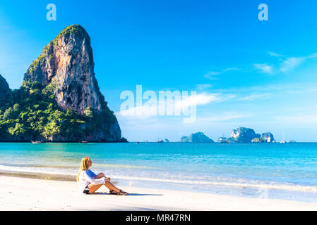 Frau ruht auf erstaunliche Railay Beach in Krabi, Thailand. Tropical Resort. Stockfoto