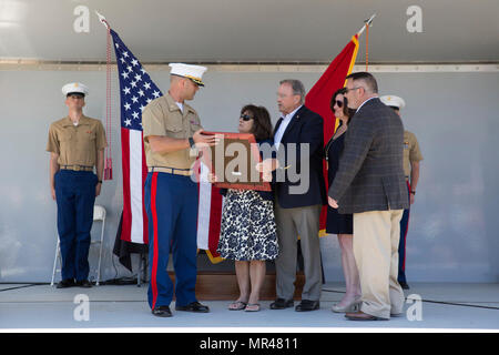 CHATTANOOGA, Tennessee – Major Chris Cotton, Kommandierender Offizier der Recruiting Station Montgomery, präsentiert der Marineministeriums und Marinekorps-Medaille zur Familie der Gunnery Sergeant Thomas Sullivan, bei Ross die Landung in Chattanooga, Tennessee, 7. Mai 2017. Baumwolle ist der ehemalige Inspektor-Lehrer für Batterie M, 3. Bataillon, 14. Marineregiment, 4th Marine Division, Marine Forces Reserve, die Einheit, der Sullivan zugewiesen wurde. (US Marine Corps Foto von Lance CPL Niles Lee/freigegeben) Stockfoto