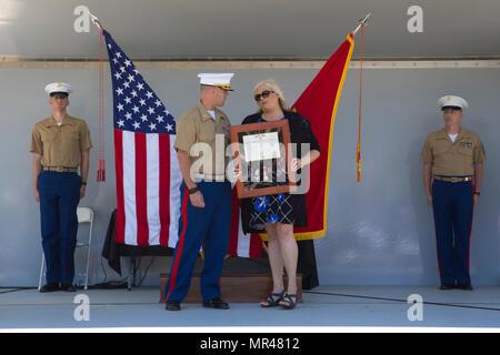 CHATTANOOGA, Tennessee – Major Chris Cotton, Kommandierender Offizier der Recruiting Station Montgomery, der Marine und Marinekorps-Medaille an Lorri Wyatt, Ehefrau von Staff Sgt David Wyatt im Ross der Landung in Chattanooga, Tennessee, 7. Mai 2017, geben. Baumwolle ist der ehemalige Inspektor-Lehrer für Batterie M, 3. Bataillon, 14. Marineregiment, 4th Marine Division, Marine Forces Reserve, die Einheit, der Wyatt zugewiesen wurde. (US Marine Corps Foto von Lance CPL Niles Lee/freigegeben) Stockfoto