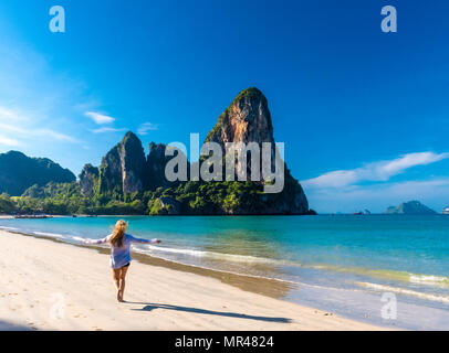 Frau, die auf erstaunliche Railay Beach in Krabi, Thailand. Tropical Resort. Stockfoto