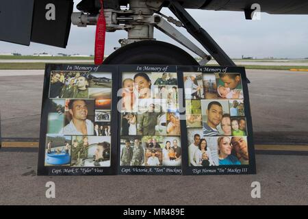 Foto-Collagen von Captain Mark Voss, Captain Victoria Pinckney und Technical Sergeant Herman Mackey III, sitzen auf dem Display gegen das Fahrwerk von einem KC-135 Stratotanker während einer Gedenkfeier zu Ehren der gefallenen Besatzungsmitglieder 3. Mai 2017, in Incirlik Air Base. Voss, Pinckney und Mackey waren, 376th Air Expeditionary Wing 22. Expeditionary Air Refueling Squadron Operation Enduring Freedom eingesetzt, wenn die KC-135 Stratotanker, Rufzeichen Shell 77, im nördlichen Kirgisistan abgestürzt. (Foto: U.S. Air Force Airman 1st Class Devin M. Rumbaugh) Stockfoto