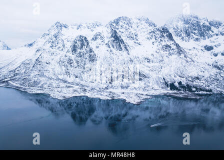 Antenne Winter Blick auf den Lofoten Inseln, Nordland, Norwegen, Fjord, Straße, Berge, geschossen von drohne Stockfoto