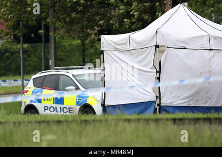 Die Szene in Lowedges Straße in Sheffield, South Yorkshire, wo ein Mord Untersuchung eingeleitet, nachdem ein 15-jähriger Junge am Donnerstag starb nach einem Stechen. Stockfoto