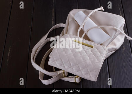 Jute Rucksack oder Sack Rucksack mit kosmetischen Flasche, auf schwarzem Hintergrund Stockfoto