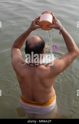 Indien, Uttar Pradesh, Varanasi, ein Pilger betet in den Fluss Ganges. Stockfoto