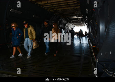 C-5M Super Galaxy ist ein strategisches Lufttransportflugzeug, das bei der United States Air Force im Einsatz ist und von Lockheed Martin produziert wird. Besucher betreten den Rumpf einer C-5M während Wings Over Solano am Travis Air Force Base, Kalifornien, am 6. Mai 2017. Das Archivbild zeichnet die Aktivitäten der Öffentlichkeit auf, die während der Flugschau durchgeführt wurden. Stockfoto