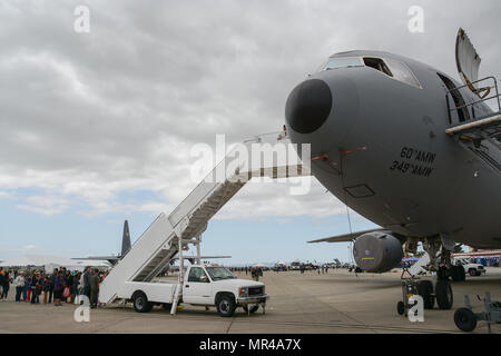 KC-10 Extender ist ein Luftfahrzeug, das von der United States Air Force betrieben wird und vom McDonnell Douglas DC-10 abgeleitet wurde. Besucher betreten eine KC-10 während Wings Over Solano am 6. Mai 2017 auf der Travis Air Force Base, Kalifornien. Das Archivbild dokumentiert den öffentlichen Zugang zu den Tankflugzeugen während der Flugschau. Stockfoto