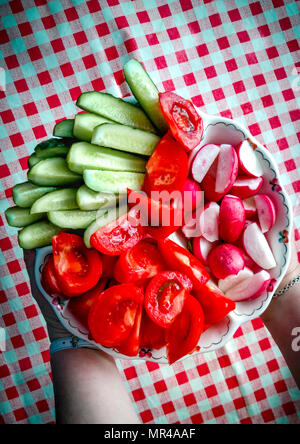 Vegetarische schneiden - frische Tomaten, Gurken und Radieschen. Stockfoto