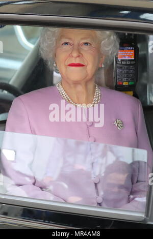 Ein Dummy von Königin Elizabeth II. nach Katharina, Herzogin von Cambridge gebar ihr drittes Kind - ein Baby Boy an der Lindo Flügel im St. Mary's Hospital in London am Montagmorgen (23. Apr. 18), und sie gebar im Werk bei 11.01 Uhr. Mit: Atmosphäre, Wo: London, Vereinigtes Königreich, wenn: 23 Apr 2018 Credit: John rainford/WENN.com Stockfoto