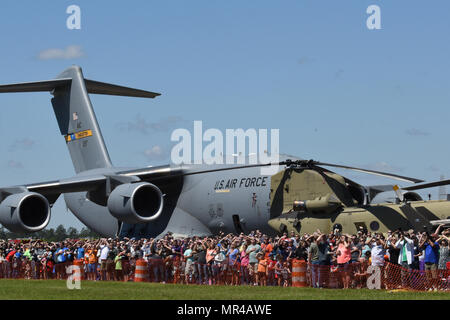 Menschenmassen genießen die South Carolina National Guard Luft- und Boden-Expo auf McEntire Joint National Guard Base, S.C., 7. Mai 2017. Diese Expo ist eine kombinierte Waffen Demonstration der Fähigkeiten von South Carolina National Guard Flieger und Soldaten beim sagen Danke für die Unterstützung der Kolleginnen und Kollegen SüdCarolinians und den umliegenden Gemeinden präsentiert. (Foto: U.S. Air National Guard Senior Master Sgt. Edward Snyder) Stockfoto