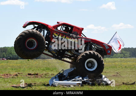 Monster-Truck "Revolverheld" angetrieben von Scott Hartsock führt während der South Carolina National Guard Luft- und Boden-Expo auf McEntire Joint National Guard Base, S.C., 7. Mai 2017. Diese Expo ist eine kombinierte Waffen Demonstration der Fähigkeiten von South Carolina National Guard Flieger und Soldaten beim sagen Danke für die Unterstützung der Kolleginnen und Kollegen SüdCarolinians und den umliegenden Gemeinden präsentiert. (Foto: U.S. Air National Guard Senior Master Sgt. Edward Snyder) Stockfoto