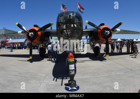 Ein Bomber b-25 Mitchell WWII Ära genannt "Show Me" auf dem Display an der South Carolina National Guard Luft- und Boden-Expo auf McEntire Joint National Guard Base, S.C., 7. Mai 2017. Diese Expo ist eine kombinierte Waffen Demonstration der Fähigkeiten von South Carolina National Guard Flieger und Soldaten beim sagen Danke für die Unterstützung der Kolleginnen und Kollegen SüdCarolinians und den umliegenden Gemeinden präsentiert. (Foto: U.S. Air National Guard Senior Master Sgt. Edward Snyder) Stockfoto