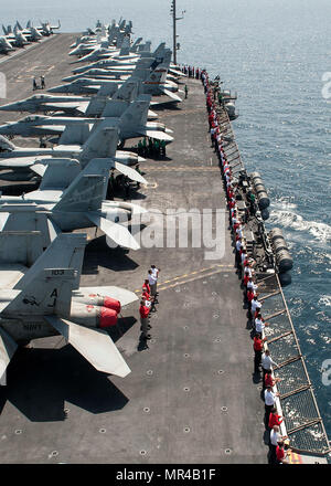 170505-N-JC 445-132 arabischen Golf (5. Mai 2017) Segler die Schienen Mann an Bord der Flugzeugträger USS George H.W. Bush (CVN 77) wie die dänische Fregatte HDMS Peter Willemoes (F 362) fährt den Arabischen Golf. Das Schiff ist in den USA der 5. Flotte Bereich für Maßnahmen zur Erhöhung der Sicherheit des Seeverkehrs auf die Verbündeten und Partnern zu beruhigen bereitgestellt, und der Freiheit der Schiffahrt und des freien Handels in der Region erhalten. (U.S. Marine Foto von Mass Communication Specialist 3. Klasse Mario Coto / freigegeben) Stockfoto