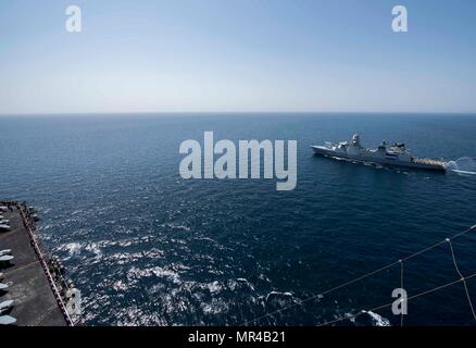 170505-N-KB 401-078 arabischen Golf (5. Mai 2017) Die dänische Fregatte HDMS Peter Willemoes (F 362) Segeln Neben dem Flugzeugträger USS George H.W. Bush (CVN 77). Die George H.W. Bush Carrier Strike Group ist in den USA der 5. Flotte Bereich für Maßnahmen zur Erhöhung der Sicherheit des Seeverkehrs auf die Verbündeten und Partnern zu beruhigen bereitgestellt, und der Freiheit der Schiffahrt eine den freien Handel in der Region zu erhalten. (U.S. Marine Foto von Mass Communication Specialist 3. Klasse Michael B. Zingaro / freigegeben) Stockfoto