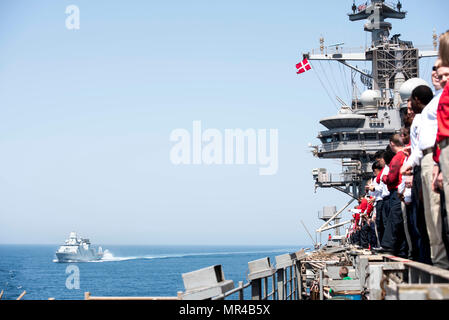 170505-N-YL 257-156 arabischen Golf (5. Mai 2017) Segler die Schienen Mann an Bord der Flugzeugträger USS George H.W. Bush (CVN 77) (GHWB) wie der dänische Fregatte HDMS Peter Willemoes (F 362) fährt den Arabischen Golf. GHWB ist in den USA der 5. Flotte Bereich für Maßnahmen zur Erhöhung der Sicherheit des Seeverkehrs auf die Verbündeten und Partnern zu beruhigen bereitgestellt, und der Freiheit der Schiffahrt und des freien Handels in der Region erhalten. (U.S. Marine Foto von Mass Communication Specialist 3. Klasse Christopher Gaines/Freigegeben) Stockfoto