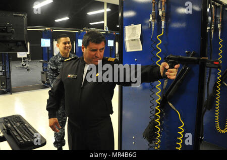 170503-N-SL 853-083 GREAT LAKES, Il. (03.Mai 2017) Cmdr. Jorge Toso, chilenischen Marine, Brände ein 9 mm Baretta (Geändert) Pistole an der simulierten Waffen Treffsicherheit Trainer während einer ausländischen Offiziere tour Mai 3, um das Training der Befehl rekrutieren. Der Besuch umfaßt vier älteren ausländischen Verbindungsbeamten, Mitglieder von US-Flotte Kräfte Befehl, der Naval Service RTC und Training Support Center über einen dreitägigen Zeitraum tourte. Die Offiziere wurden Vertreter der Mexikaner, Brasilianer, chilenischen und peruanischen Seestreitkräfte. Über 30,000-40,000 Rekruten Absolvent jährlich nur von Boot Camp der Marine. (U.S. Marine Foto von Chief Gas Tur Stockfoto