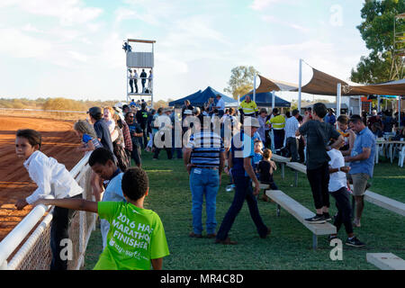 Menschen trackside am Mount Magnet Galopprennbahn, Mt Magnet, Eastern Goldfields, Western Australia Stockfoto