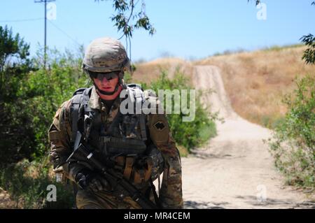 Sgt. Brandon Blue, horizontale Bauingenieur mit dem 786th Quartermaster Company, führt einen 6,2-Meile Ruck März während der beste Krieger-Wettbewerb veranstaltet von der 79. Sustainment Support Command in Camp Pendleton, Kalifornien, 4. Mai 2017.     Der US Army Reserve 79. Sustainment Support Command Gastgeber ihre 2017 besten Krieger Wettbewerbs in Camp Pendleton, Kalifornien, Mai 3-6. Die besten Krieger-Wettbewerb sucht die besten Kandidaten, der ein Soldat der US-Armee definiert durch Tests Soldaten körperlich und geistig. Der Wettbewerb bestand aus ein Soldat und ein verkauften offi Stockfoto