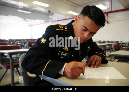 SPC. Kenny Ochoa, ein Jetboot-Operator mit der 481. Transportation Company, schreibt einen Aufsatz während der beste Krieger-Wettbewerb veranstaltet von der 79. Sustainment Support Command in Camp Pendleton, Kalifornien, 4. Mai 2017.     Der US Army Reserve 79. Sustainment Support Command Gastgeber ihre 2017 besten Krieger Wettbewerbs in Camp Pendleton, Kalifornien, Mai 3-6. Die besten Krieger-Wettbewerb sucht die besten Kandidaten, der ein Soldat der US-Armee definiert durch Tests Soldaten körperlich und geistig. Der Wettbewerb bestand aus ein Soldat und ein Unteroffizier aus vier separaten 1-s Stockfoto