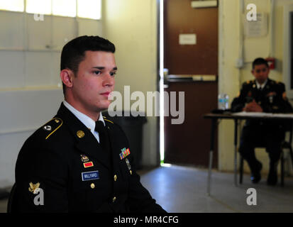 SPC. Mitchell Willyard, Spezialist für Personalwesen mit Combat 620th Sustainment Support Battalion, sitzt an einem Optik-Board während der beste Krieger-Wettbewerb veranstaltet von der 79. SSC in Camp Pendleton, Kalifornien, 4. Mai 2017.     Der US Army Reserve 79. Sustainment Support Command Gastgeber ihre 2017 besten Krieger Wettbewerbs in Camp Pendleton, Kalifornien, Mai 3-6. Die besten Krieger-Wettbewerb sucht die besten Kandidaten, der ein Soldat der US-Armee definiert durch Tests Soldaten körperlich und geistig. Der Wettbewerb bestand aus ein Soldat und ein Unteroffizier aus vier Stockfoto