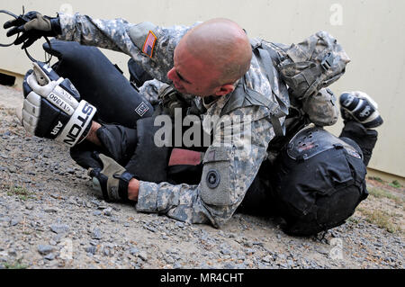 Sgt. Felix Garcia, ein Finanzmanagement-Techniker mit dem 311. Expeditionary Sustainment Command, dämpft ein "hochwertige Ziel" während der beste Krieger-Wettbewerb veranstaltet von der 79. SSC in Camp Pendleton, Kalifornien, 5. Mai 2017.     Der US Army Reserve 79. Sustainment Support Command Gastgeber ihre 2017 besten Krieger Wettbewerbs in Camp Pendleton, Kalifornien, Mai 3-6. Die besten Krieger-Wettbewerb sucht die besten Kandidaten, der ein Soldat der US-Armee definiert durch Tests Soldaten körperlich und geistig. Der Wettbewerb bestand aus ein Soldat und ein Unteroffizier aus vier Stockfoto