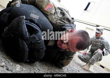 Sgt. Brandon Blue, horizontale Bauingenieur mit dem 786th Quartermaster Company, dämpft ein "hochwertige Ziel" während der beste Krieger-Wettbewerb veranstaltet von der 79. SSC in Camp Pendleton, Kalifornien, 5. Mai 2017.     Der US Army Reserve 79. Sustainment Support Command Gastgeber ihre 2017 besten Krieger Wettbewerbs in Camp Pendleton, Kalifornien, Mai 3-6. Die besten Krieger-Wettbewerb sucht die besten Kandidaten, der ein Soldat der US-Armee definiert durch Tests Soldaten körperlich und geistig. Der Wettbewerb bestand aus ein Soldat und ein Unteroffizier aus vier separaten auf Stockfoto