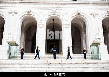 Wachablösung im Palacio de Sao Bento in Lissabon, Portugal. Stockfoto