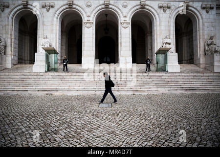 Ein Mann an der Vorderseite des Palacio de Sao Bento in Lissabon, Portugal. Stockfoto