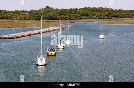 Yachten in den Solent in der Nähe von Lymington, Hampshire, England verankert Stockfoto