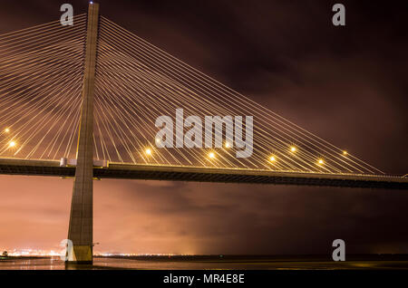 Die Vasco-da-Gama-Brücke in der Nacht in Lissabon, Portugal. Stockfoto