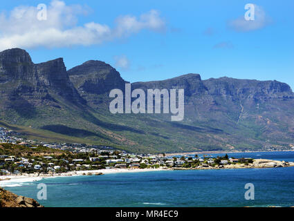 Kapstadt Camps Bay und die zwölf Apostel Bergkette. Stockfoto