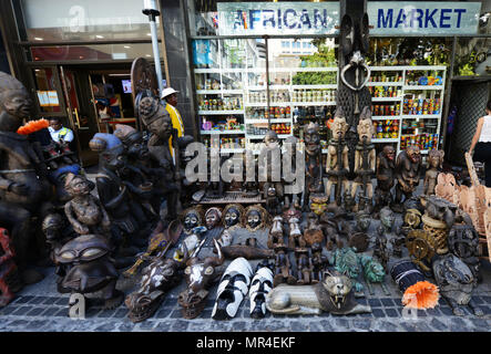 Souvenirläden am Greenmarket Square im Stadtzentrum von Kapstadt. Stockfoto